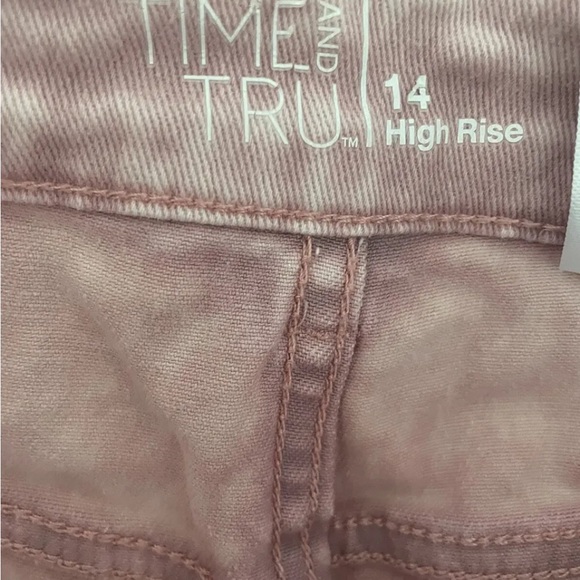 Time and Tru Women's Size 14 Pink High Rise Frayed Hem Distressed Denim Shorts - Picture 2 of 2
